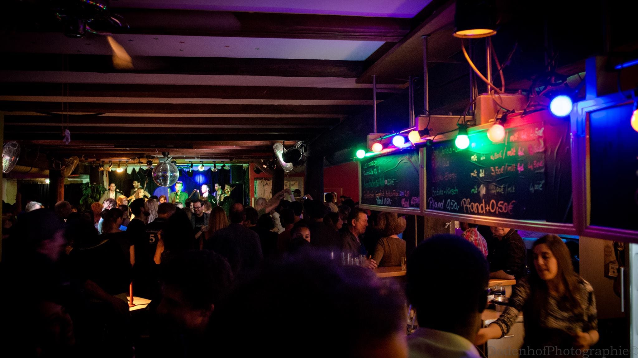 Hochzeitsparty in einer Holzscheune bei Nacht