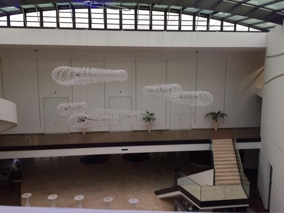 Modernes Atrium mit Lichtringen vor der VIP-Party