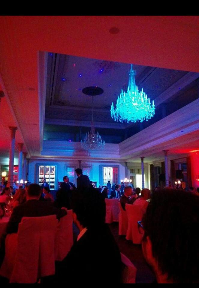 Ballsaal in Kassel mit Kronleuchter in rotem Licht