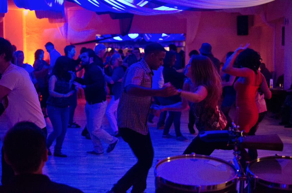 Salsa-Tänzer auf einer vollen Tanzfläche