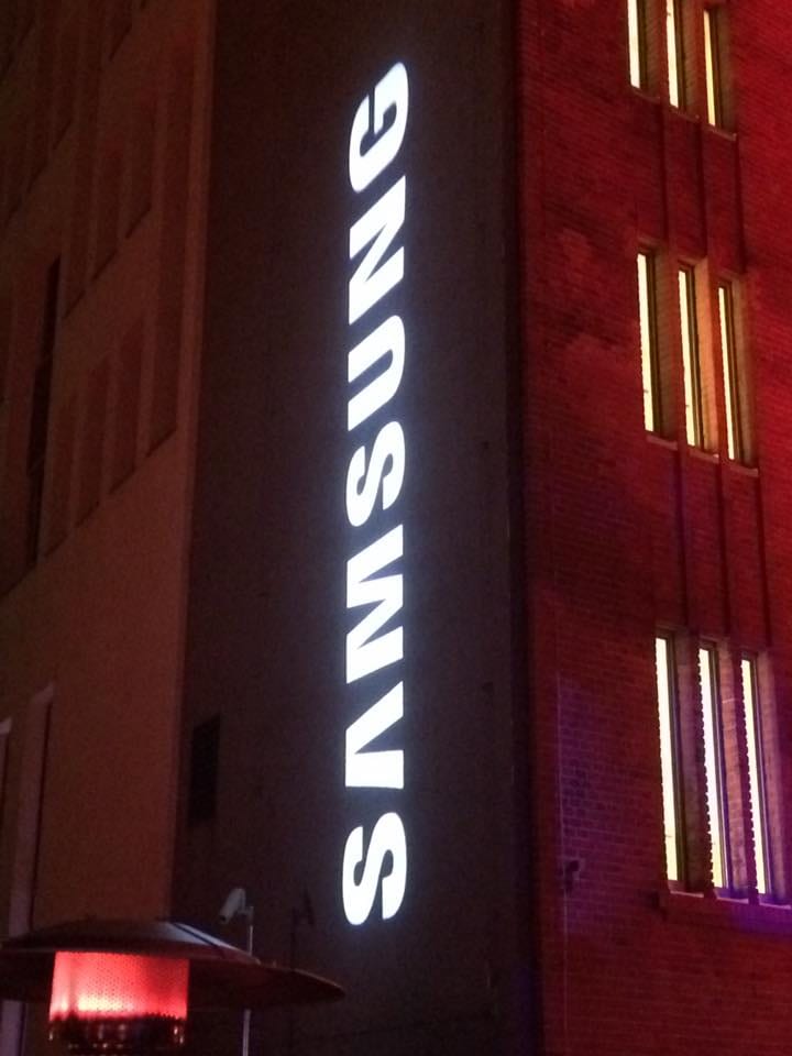 Beleuchtetes Samsung-Logo bei Nacht