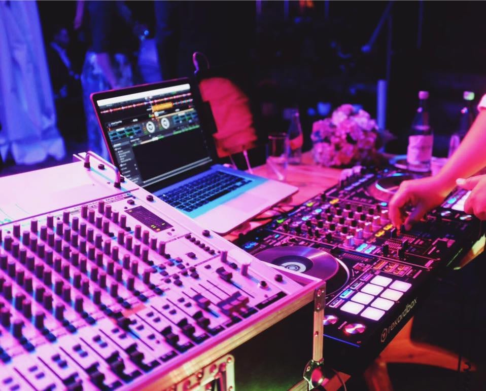 DJ-Tisch bei einer Hochzeit im Freien
